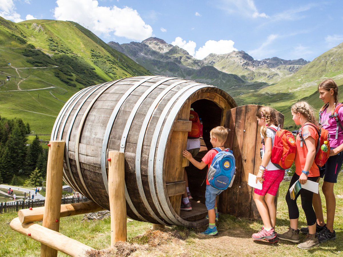 Serfaus-Fiss-Ladis Holzfass auf dem Piratenweg in Serfaus -c- Andreas Kirschner.jpg